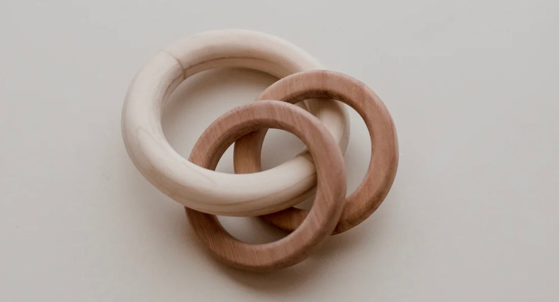 רעשן טבעות מעץ