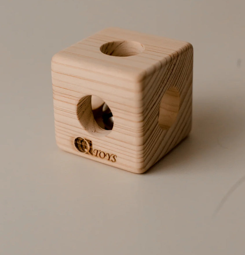 רעשן קובייה מעץ